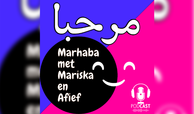 <p>&#39;Hallo&#39; in Arabische letters en &#39;Marhaba met Mariska en Afief. Podcast&#39;.</p>