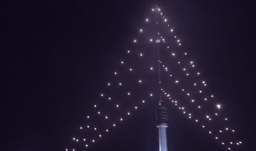 'Kijk! Zien jullie die hoge toren daar? Met al die lichtjes? Daar doen ze elk jaar de lampjes van aan. De Grootste Kerstboom!'