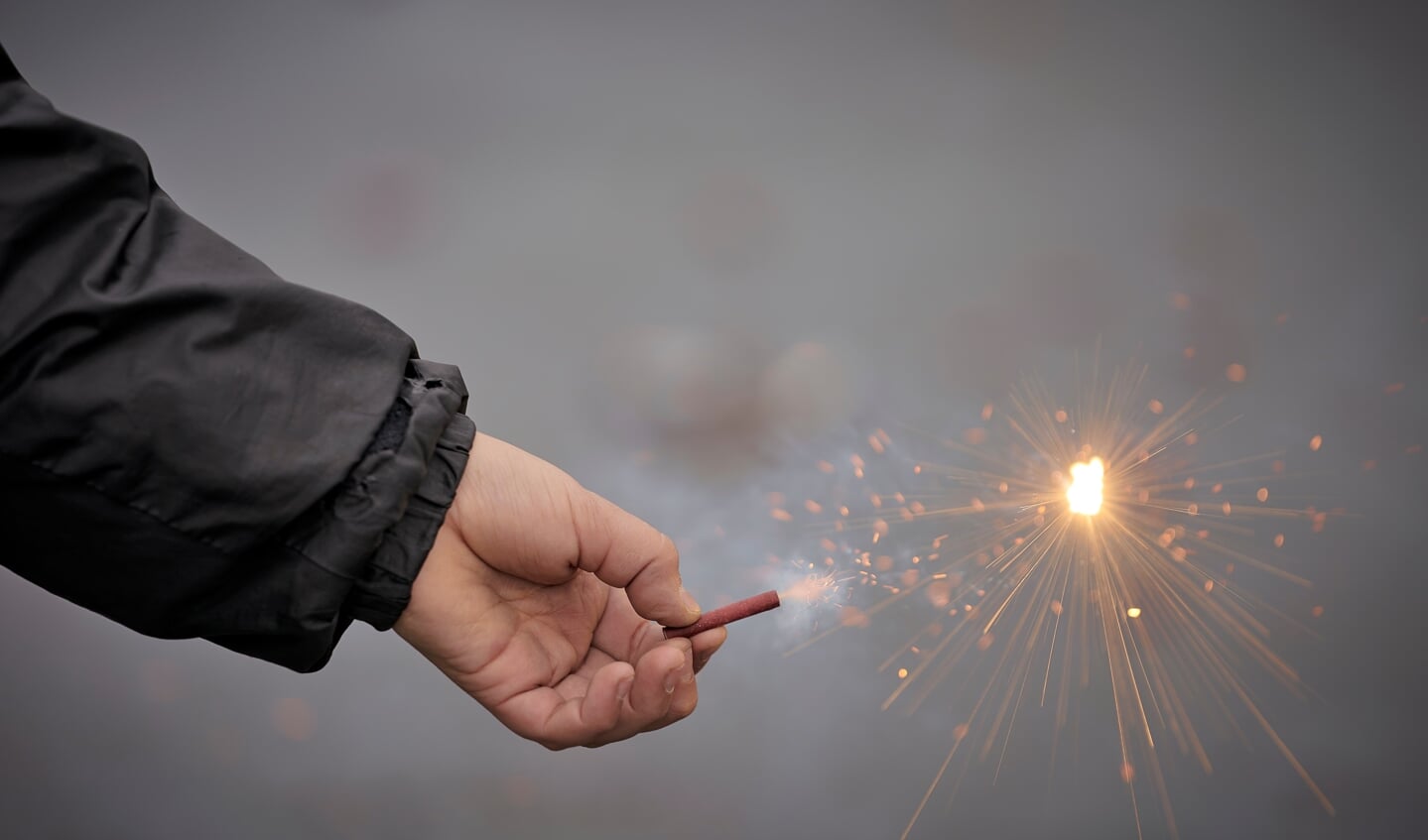 Vuurwerk afsteken vanuit de hand. Typisch geval van groot risico op letsel. Experts blijven dit jaar waarschuwen.