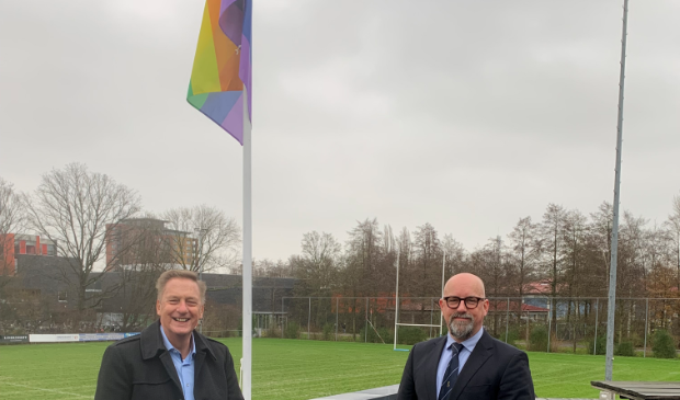 <p>Wethouder Rob Ellermeijer (Sport) en Robert Fennis van ARC bij een regenboogvlag. h&eacute;t symbool voor de lhbti+-gemeenschap.&nbsp;</p>
