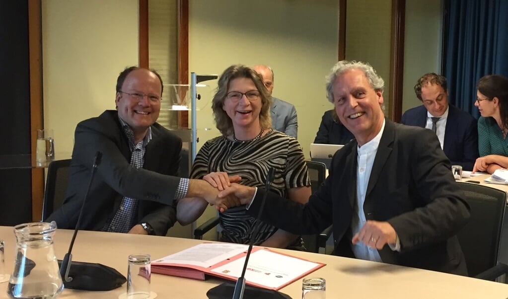 De fractievoorzitters Carlos Genders (VVD), Marijke van Eijden (CDA) en Marcel Sturkenboom (GroenLinks--PvdA) (v.l.n.r.) bezegelen in 2018 het coalitieakkoord met een ferme handdruk.