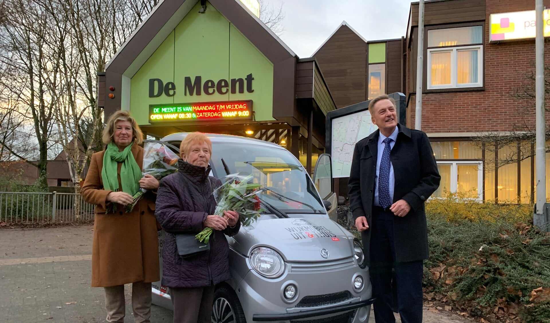 Wethouder Ellermeijer vervoerde de eerste passagier van De Meent naar huis. Links CDA-raadslid Sandra van Engelen.