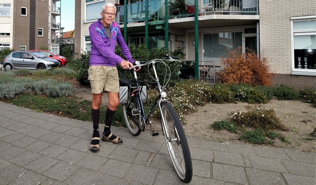 Dit is 'Aad de fietser', een bekende verschijning in Rhenen. Hij trapt jaarlijks heel wat kilometers weg.