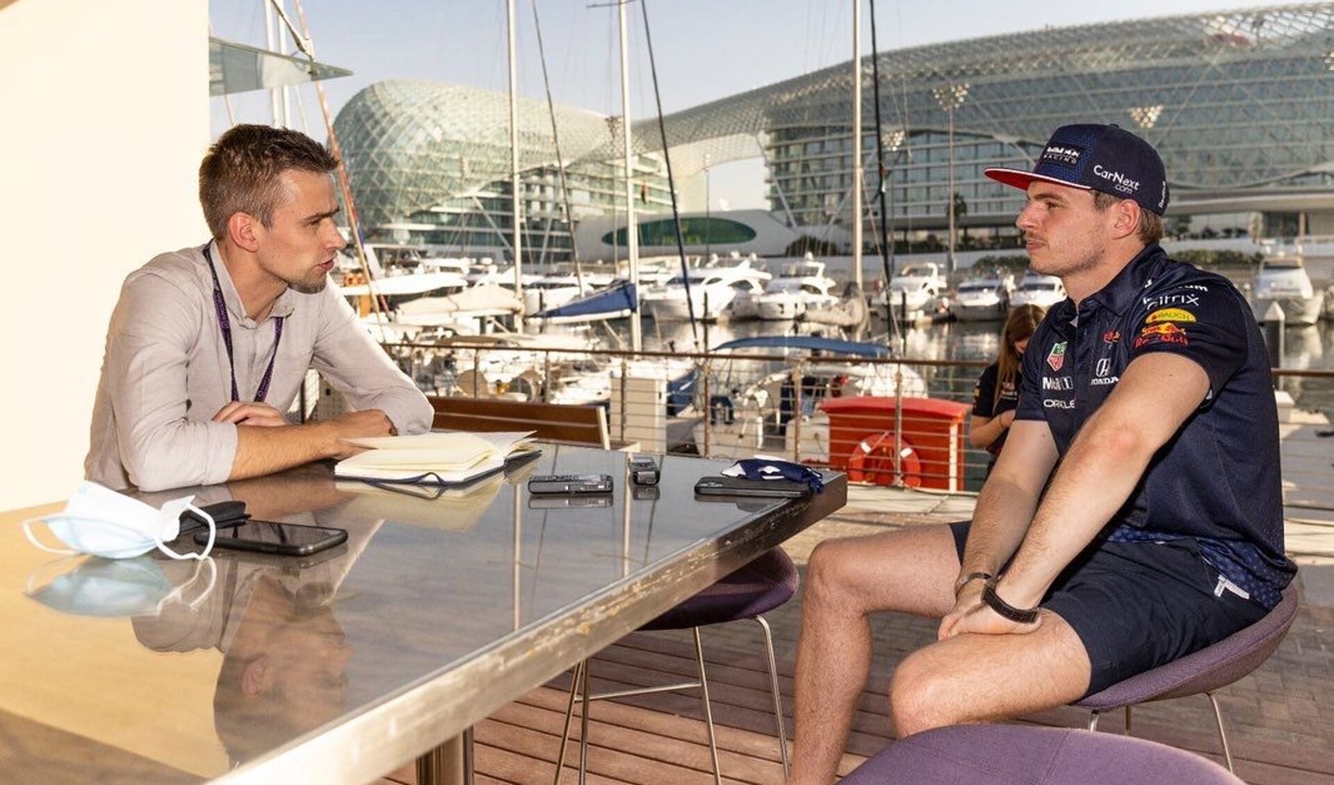 Erik van Haren interviewt Max Verstappen in Abu Dhabi. 