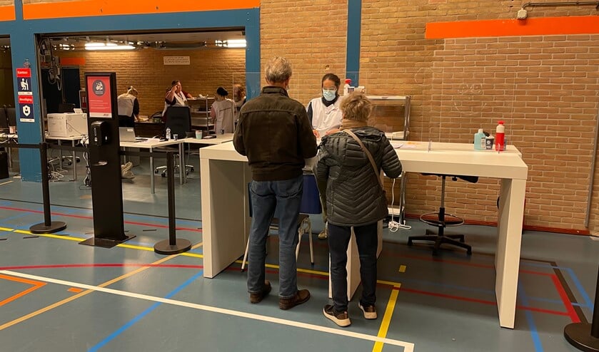 Aanmelding voor coronavaccinatie bij de balie in 't Trefpunt in Voorthuizen.