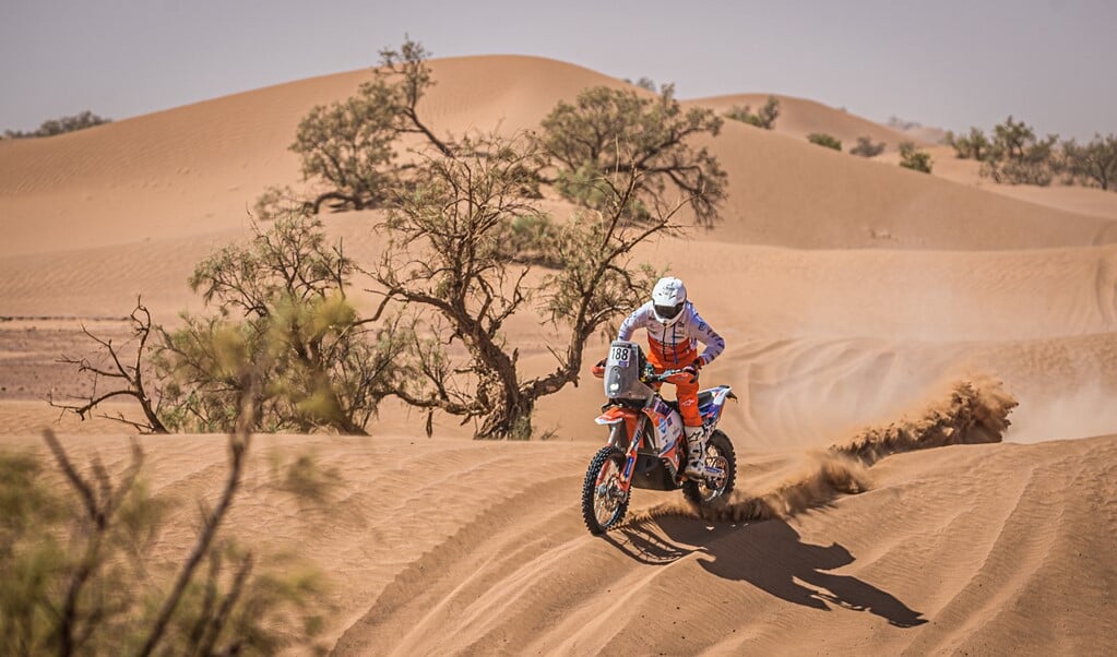 Wiljan van Wikselaar trainde in de duinen van Marokko voor de komende Dakar Rally. 
