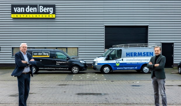 <p>Bert Overvest (rechts) neemt het bedrijf van Kees Hermsen (links) over per januari.</p>
