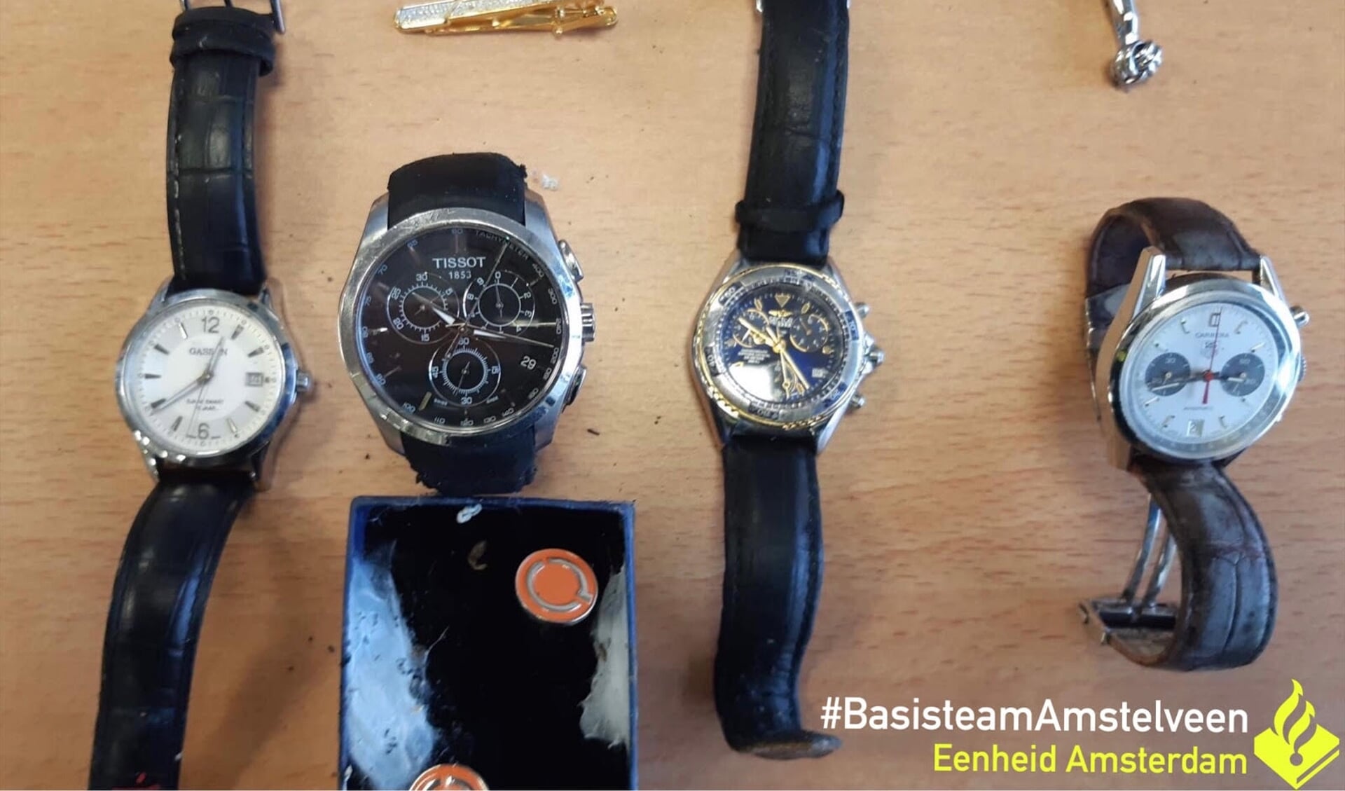 Horloges die zaterdag in een tas langs de Noorddammerweg werden aangetroffen.