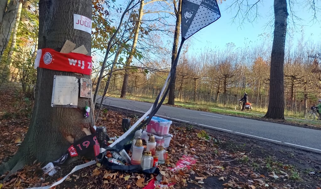 Herdenkingsplek langs de Zandheuvelweg voor de in augustus overleden Julian Kok.