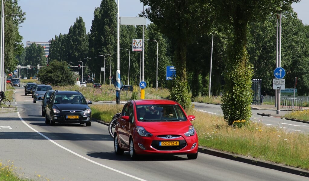 De Bovenkerkerweg ter hoogte van Middenhoven. De kantoorstrook bevindt zich achter de bomen rechts.