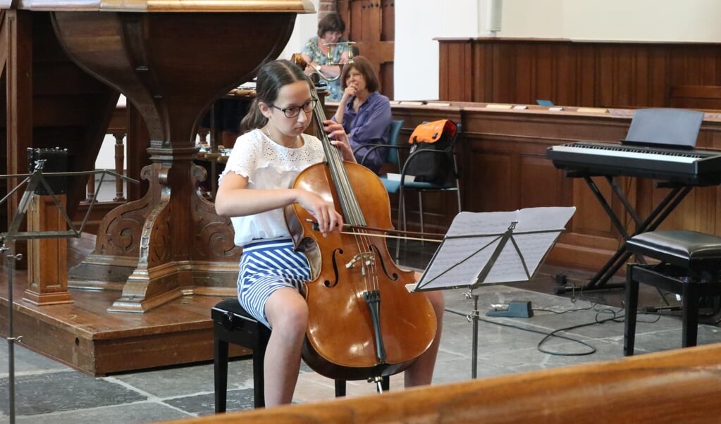 Leerling van de Muziekschool Scherpenzeel tijdens het Zomerconcert in de Grote Kerk.