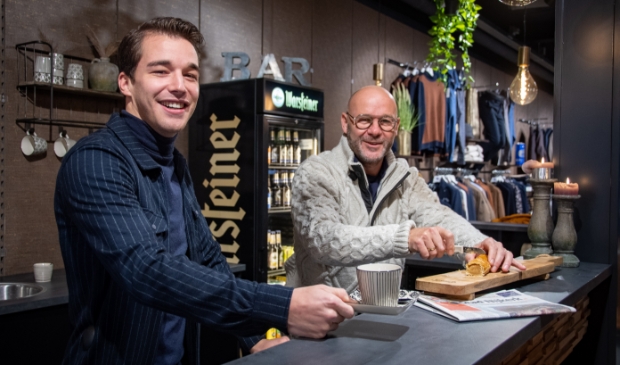 <p>Jeroen Hobbelink (links) en Hans van den Brandhof geven iedere klant een warm welkom.</p>