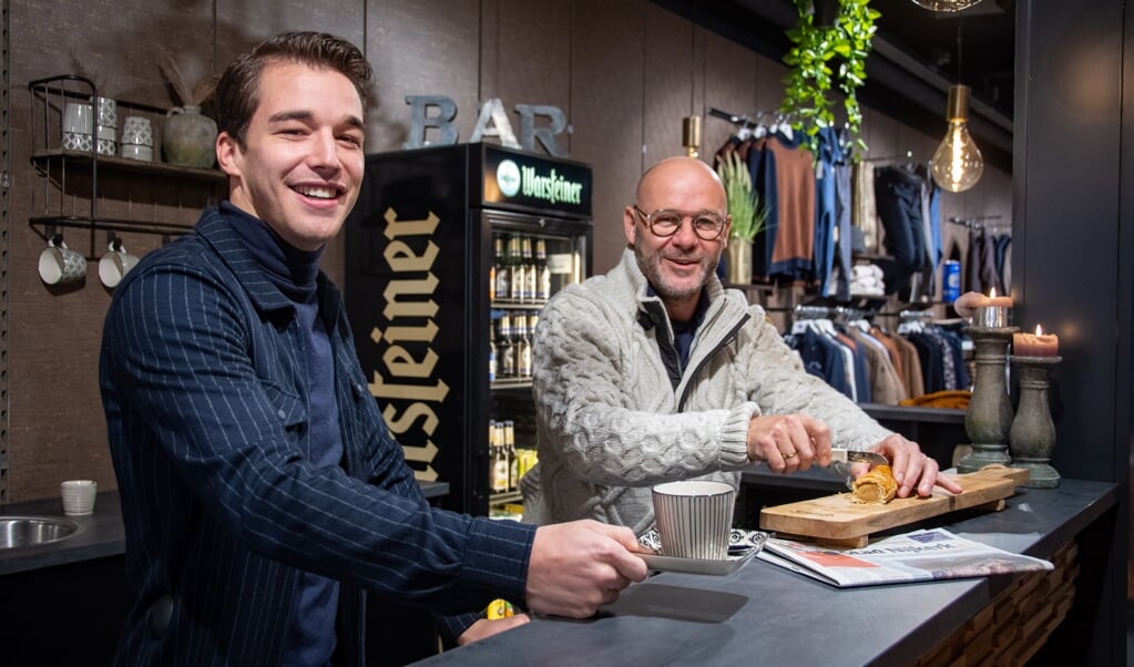 Jeroen Hobbelink (links) en Hans van den Brandhof geven iedere klant een warm welkom.