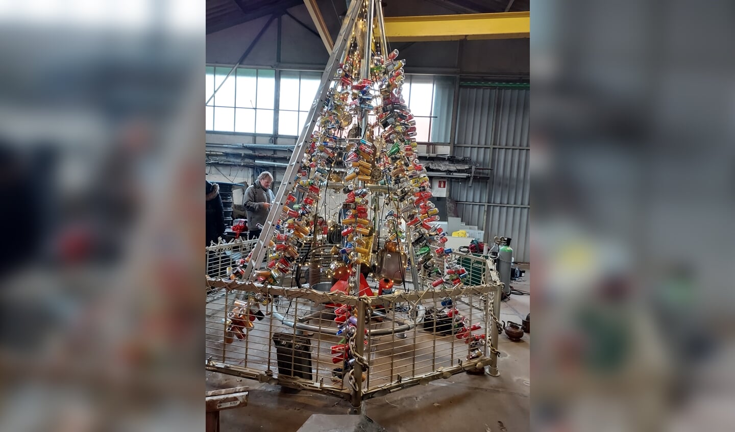 De kerstboom in aanbouw, bij firma De Rooij