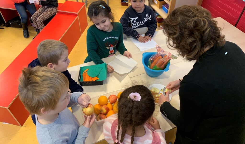 Leerlingen van groep 3/4 van De Dorpsbeuk proeven allerlei soorten fruit en groente. De Scherpenzeelse basisschool doet jaarlijks mee aan het EU-schoolfruitprogramma. 