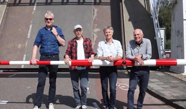 Paul Kroes, Jan Loogman, Kees Loogman en Kees Schelling bij de Sloterbrug
