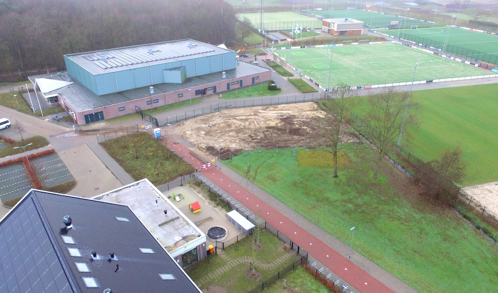 Door de sloop van het voormalige clubhuis van MHCB is er een gapend gat ontstaan op sportpark Oosterbos.