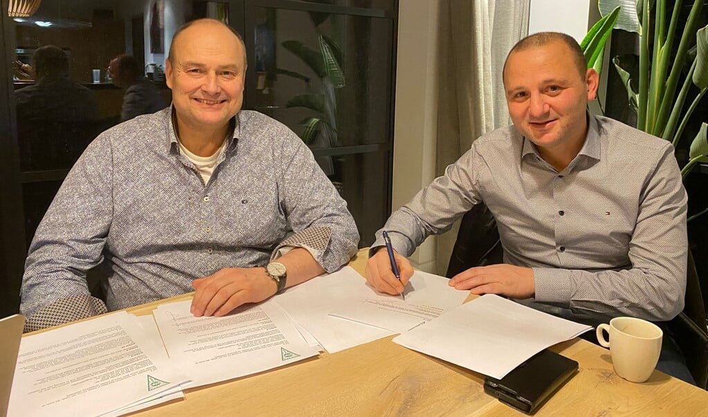 Alemdar Kurt (rechts) tekent voor drie jaar bij VVZ'49. Links voorzitter Aart Bosman.