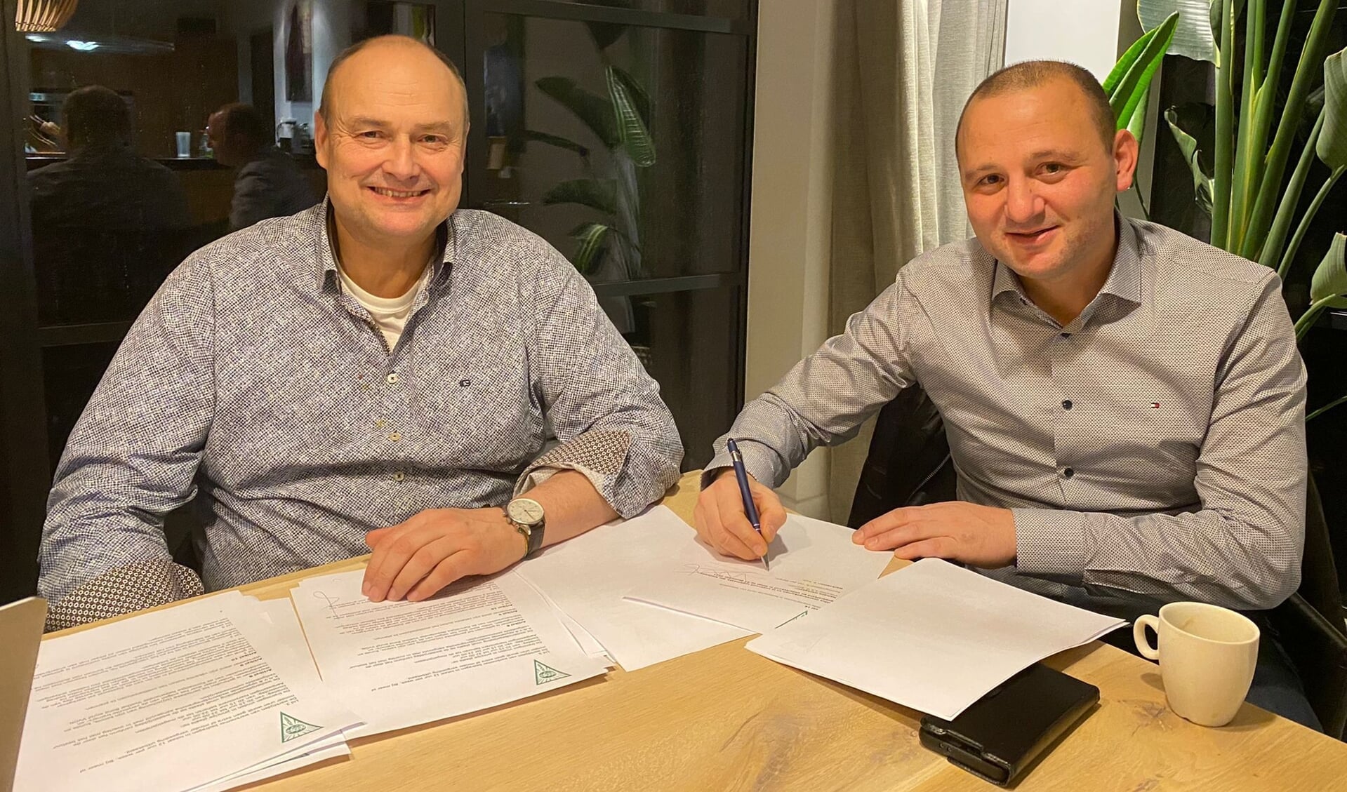 Alemdar Kurt (rechts) tekent voor drie jaar bij VVZ'49. Links voorzitter Aart Bosman.