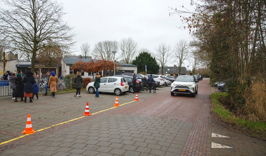 Verkeersdrukte tijdens de schoolspits aan de Bloemendaallaan in Barneveld.
