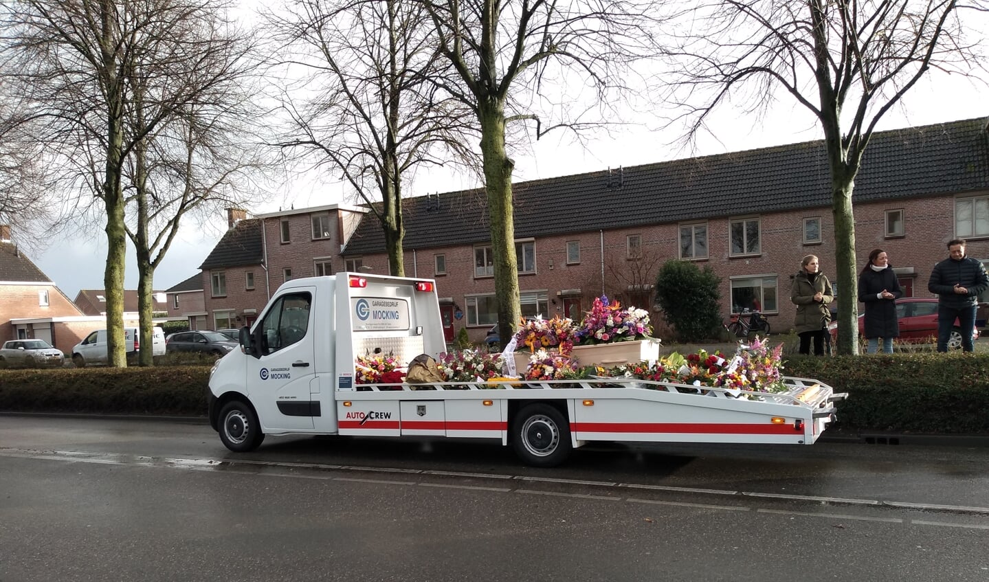 De kist en de bloemen lagen op een open wagen van Garage Mocking, van zijn ouders, waar Jordy werkte.