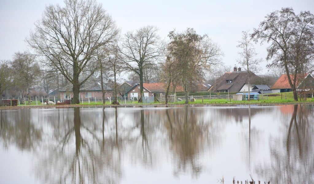 Op het terrein van de ijsbaan in Kootwijkerbroek ligt het water al klaar. 