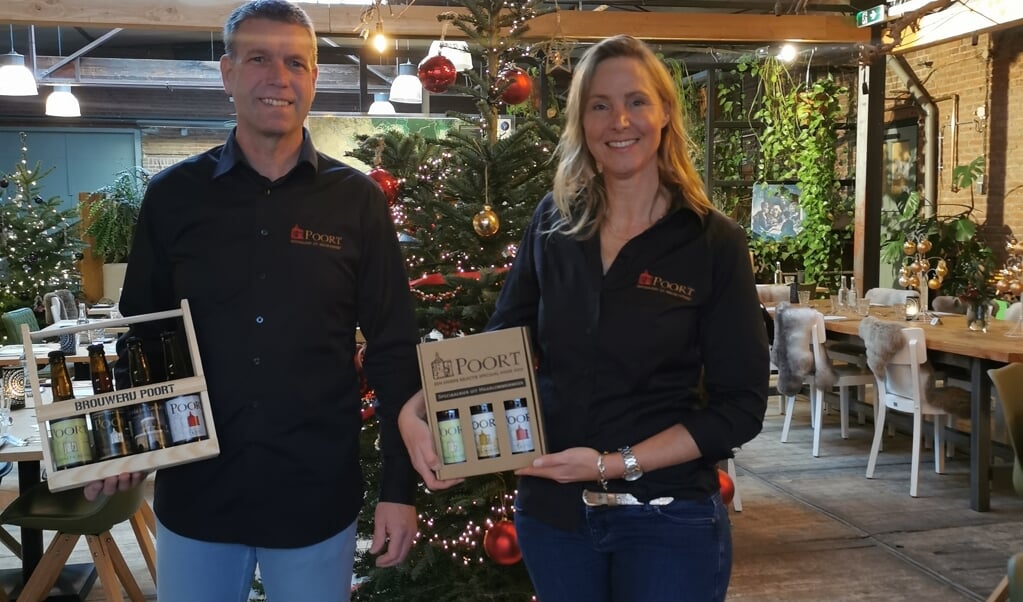 Edwin van der Zwet en Arjenne Vlietstra van Brouwerij Poort in Nieuw-Vennep tonen enkele mogelijke cadeaus voor onder de kerstboom.