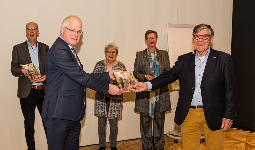 Wethouder ouderenbeleid Marcel Fluitman nam het boek in ontvangst.