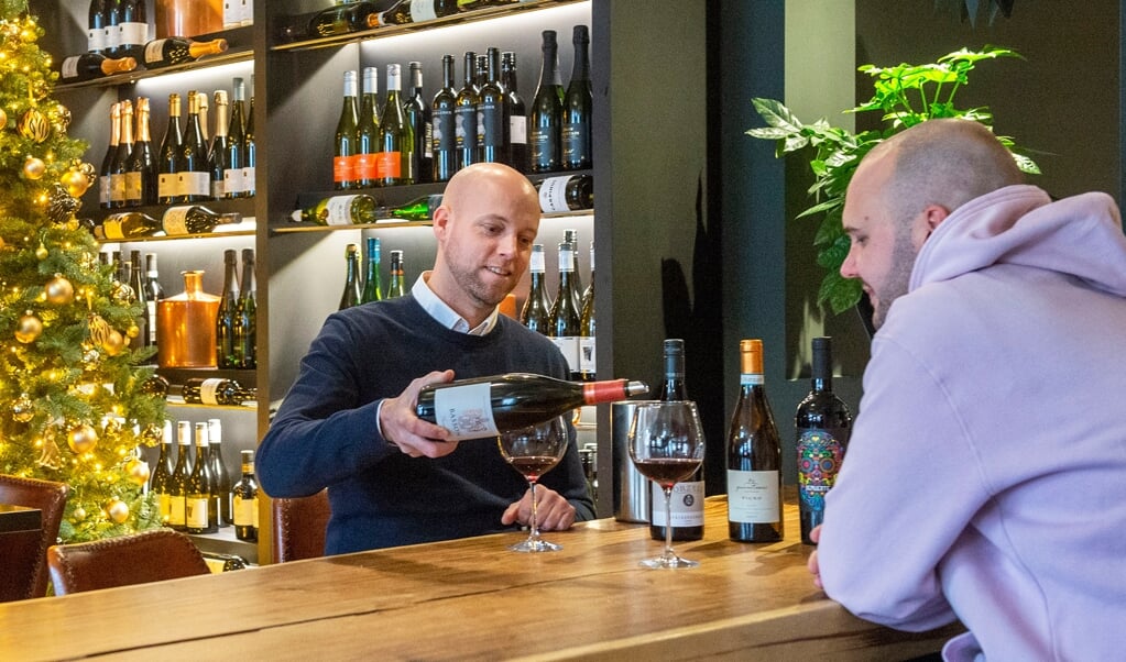 Pieter van Schalkwijk van Weldam Wines (links) proeft een wijn met Pieter van Bistro 't Bloemendaeltje