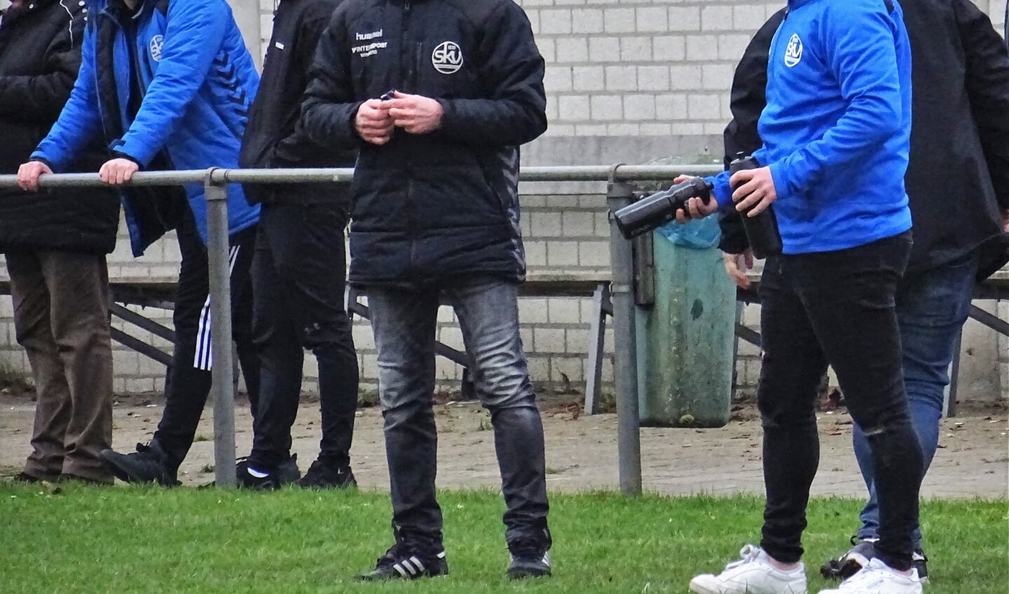 Trainer Jan Gaasbeek (links) verlengde zijn contract bij SKV.