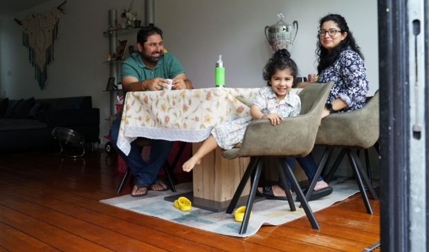 <p>Rohit Jhamb met zijn vrouw Kanika en dochtertje Aavya.</p>