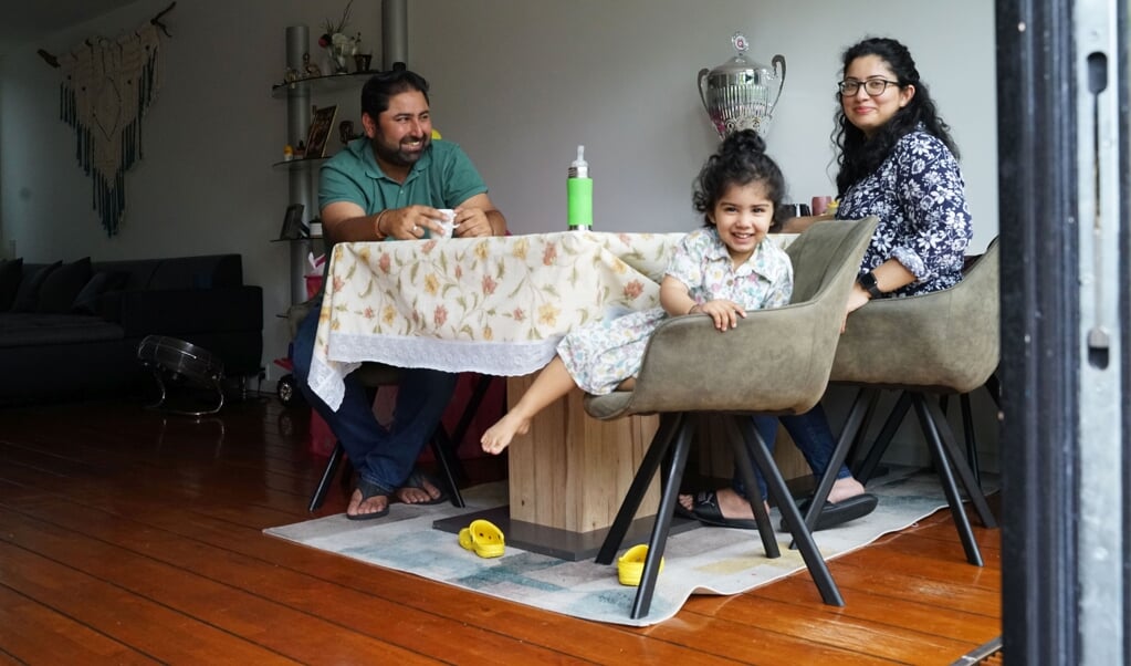 Rohit Jhamb met zijn vrouw Kanika en dochtertje Aavya.