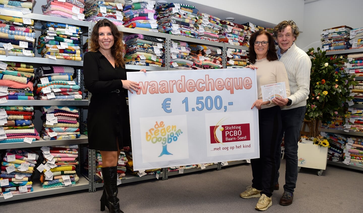 Diana van Vulpen (rechts) overhandigde de symbolische cheque aan Stichting Regenboogboom.