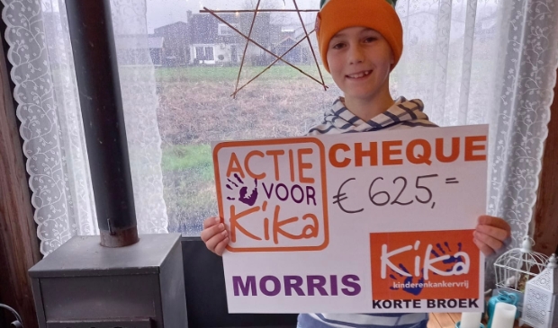 Morris met de cheque voor kika.