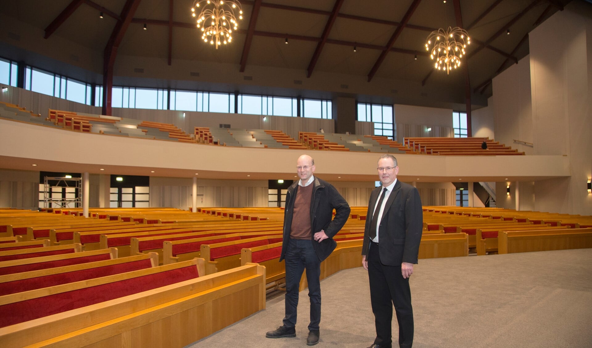 Ouderling Jan Henk Verschuur (rechts) en voorzitter Dirk Bos van de bouwcommissie met op de achtergrond een deel van de nieuwe galerij.