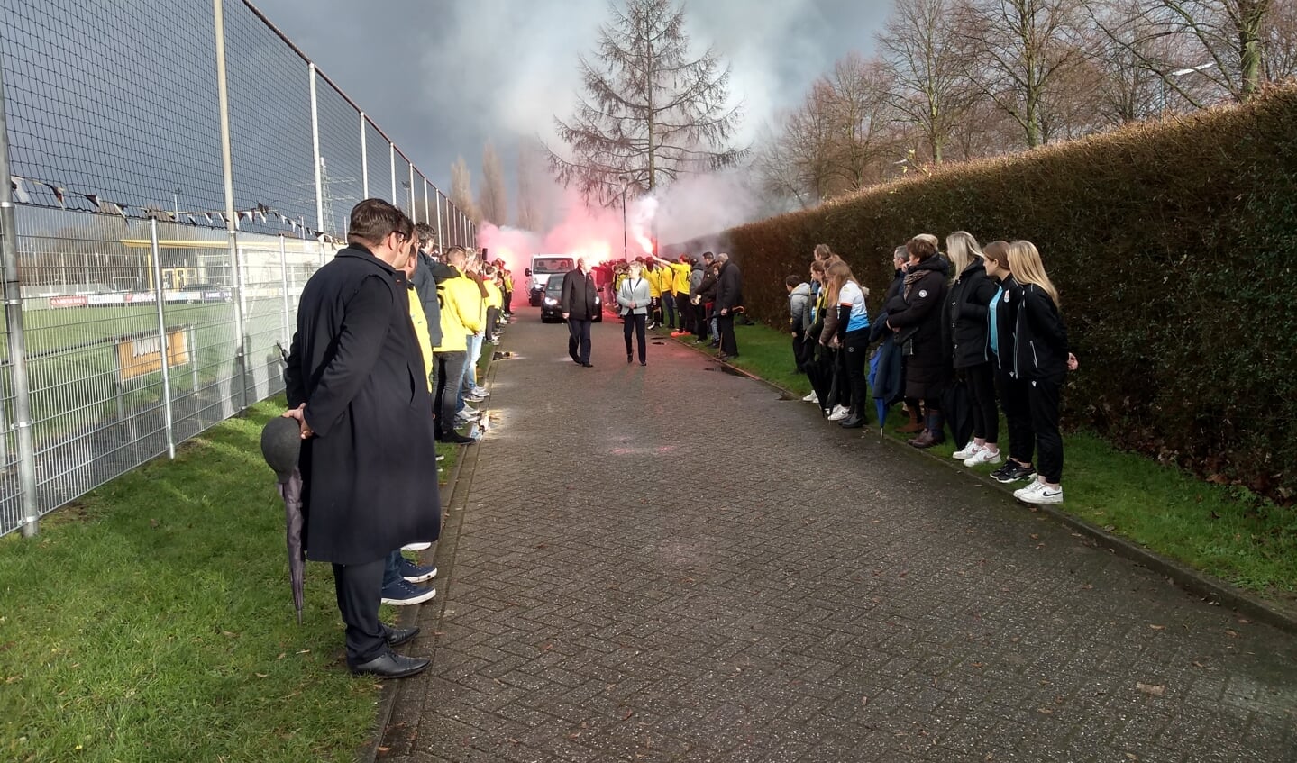 Vele leden van de voetbalvereniging vormden een erehaag op het terrein van SV Odijk, waar de begrafenis plaatsvond.