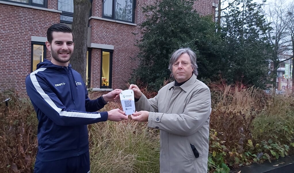 Buurtsportcoach Michiel van Schoonhoven (Interactie) reikt het JOGG cache bordje uit aan wethouder de heer Hans de Haan