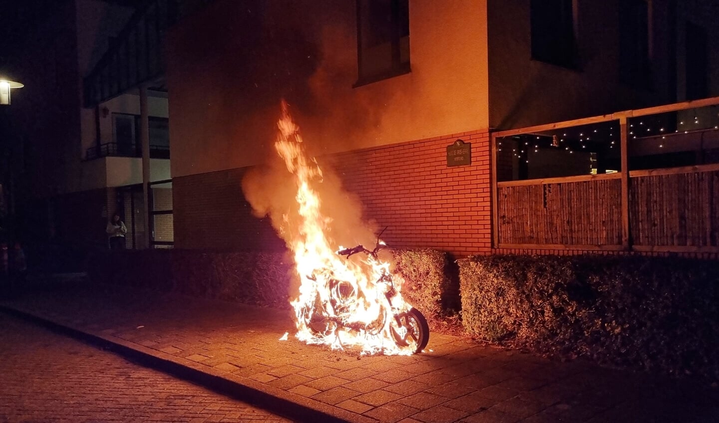 Aan de Laan der Winden ging maandag 20 december opnieuw een Go Sharing scooter in vlammen op.