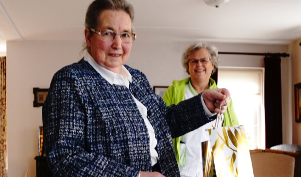 Overhandiging van het eindejaarsgeschenk aan een cliënt.