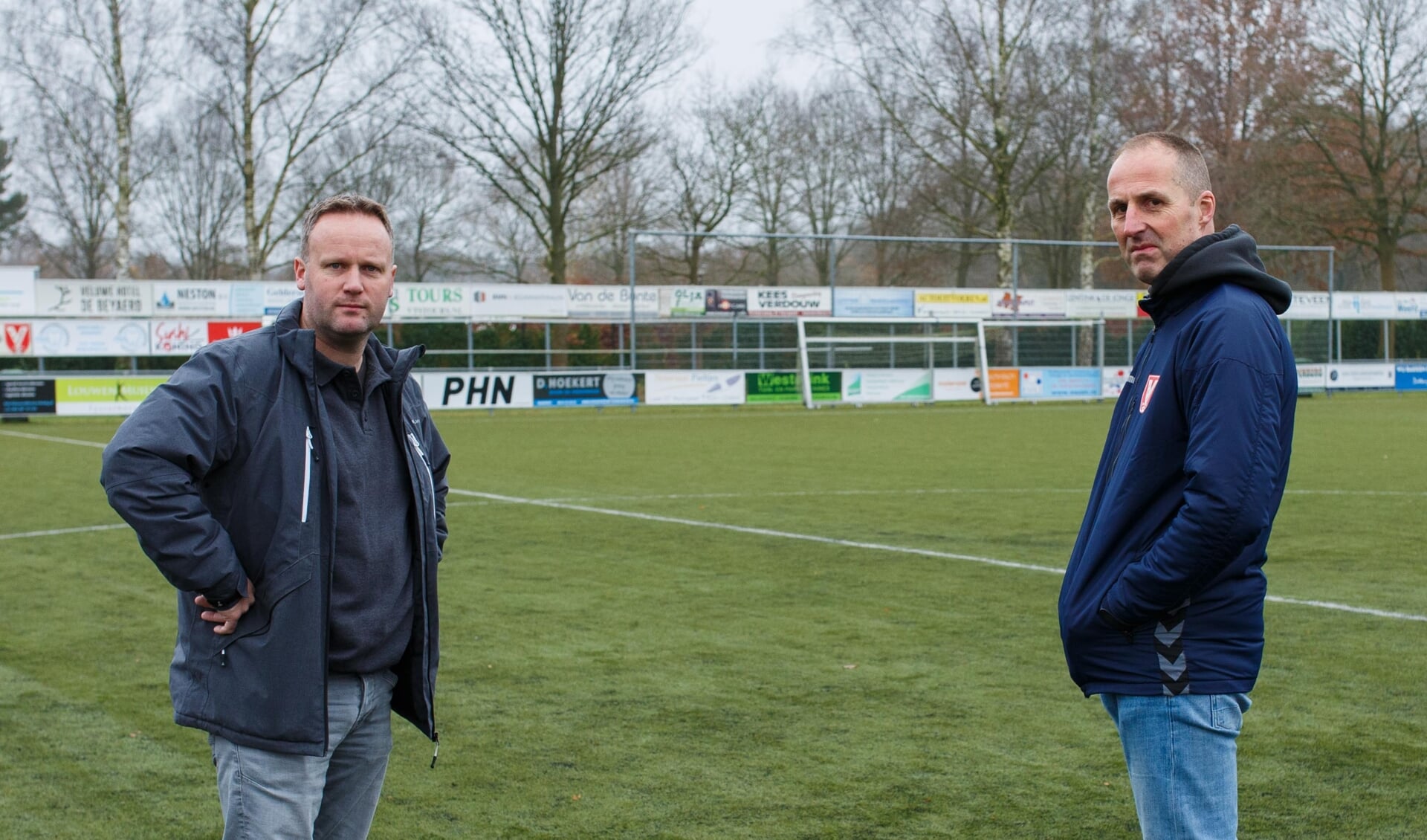 Geen vrolijke gezichten bij voorzitter Herman Klaassen (l.) en bestuurslid accommodatie Johan Rekers van vv Hulshorst. Alweer geen voetbal.