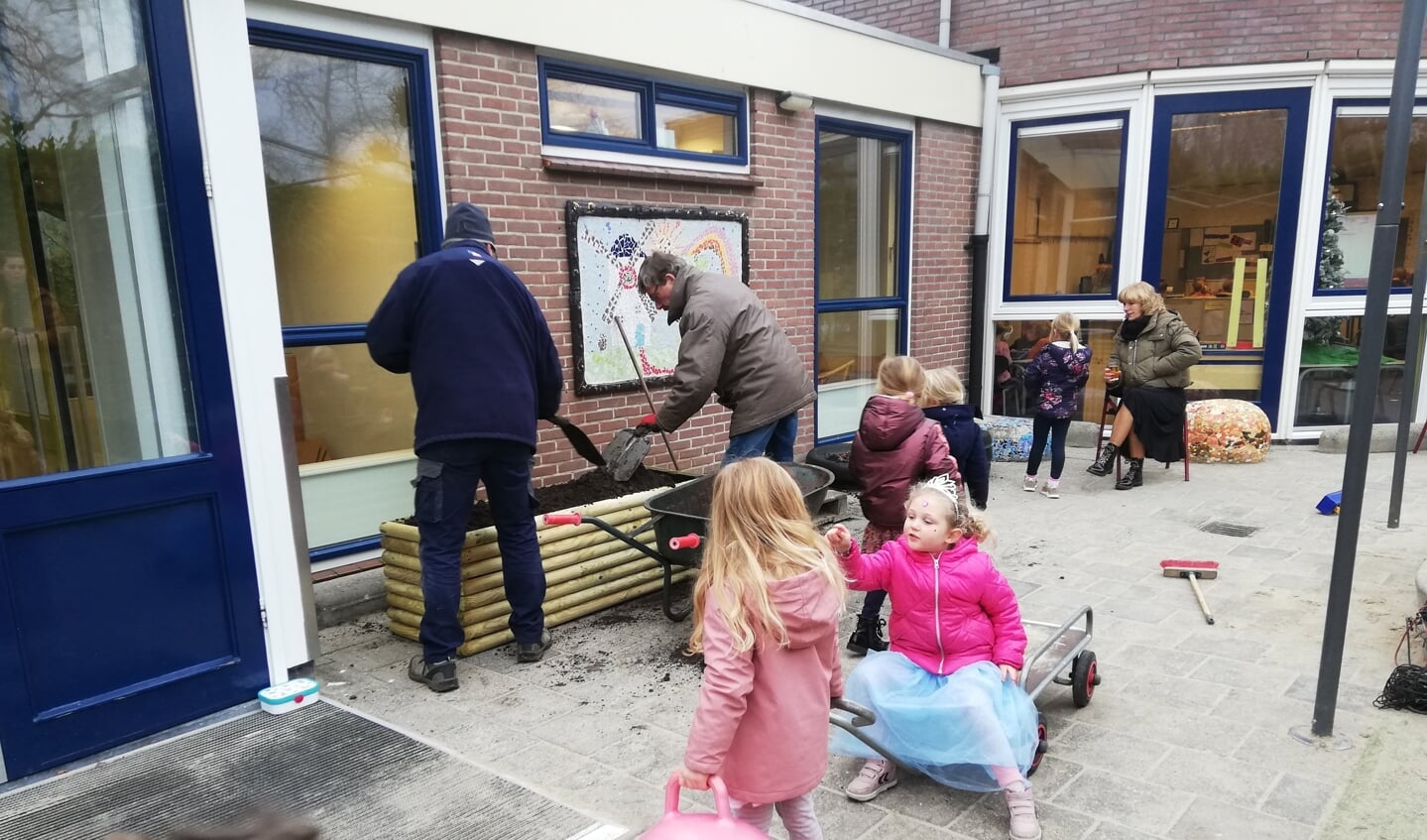 Houten plantenbakken voor de Wilhelminaschool.