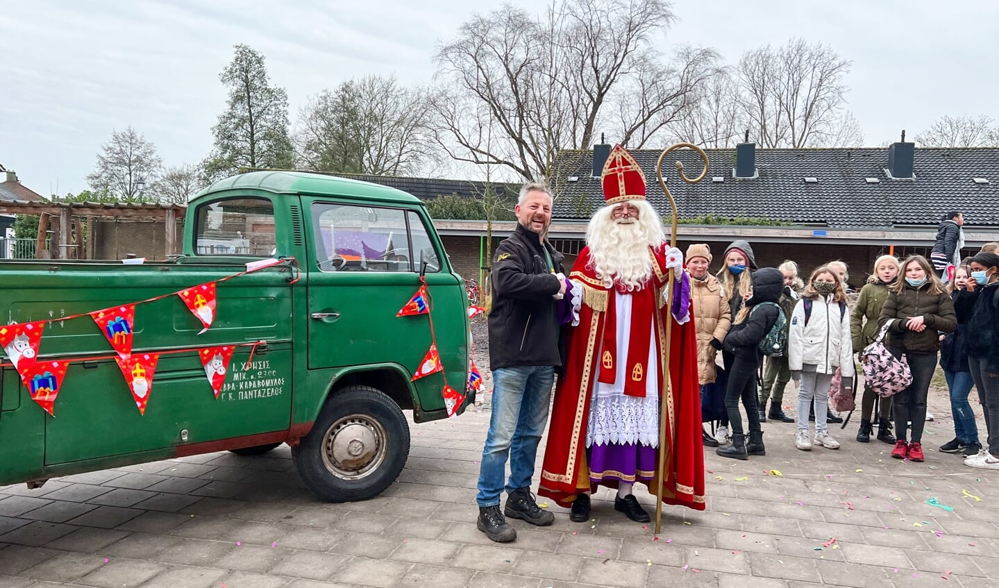 Sinterklaas poseert hier met chauffeur Waldo Zuiddam van VW Bus Brothers