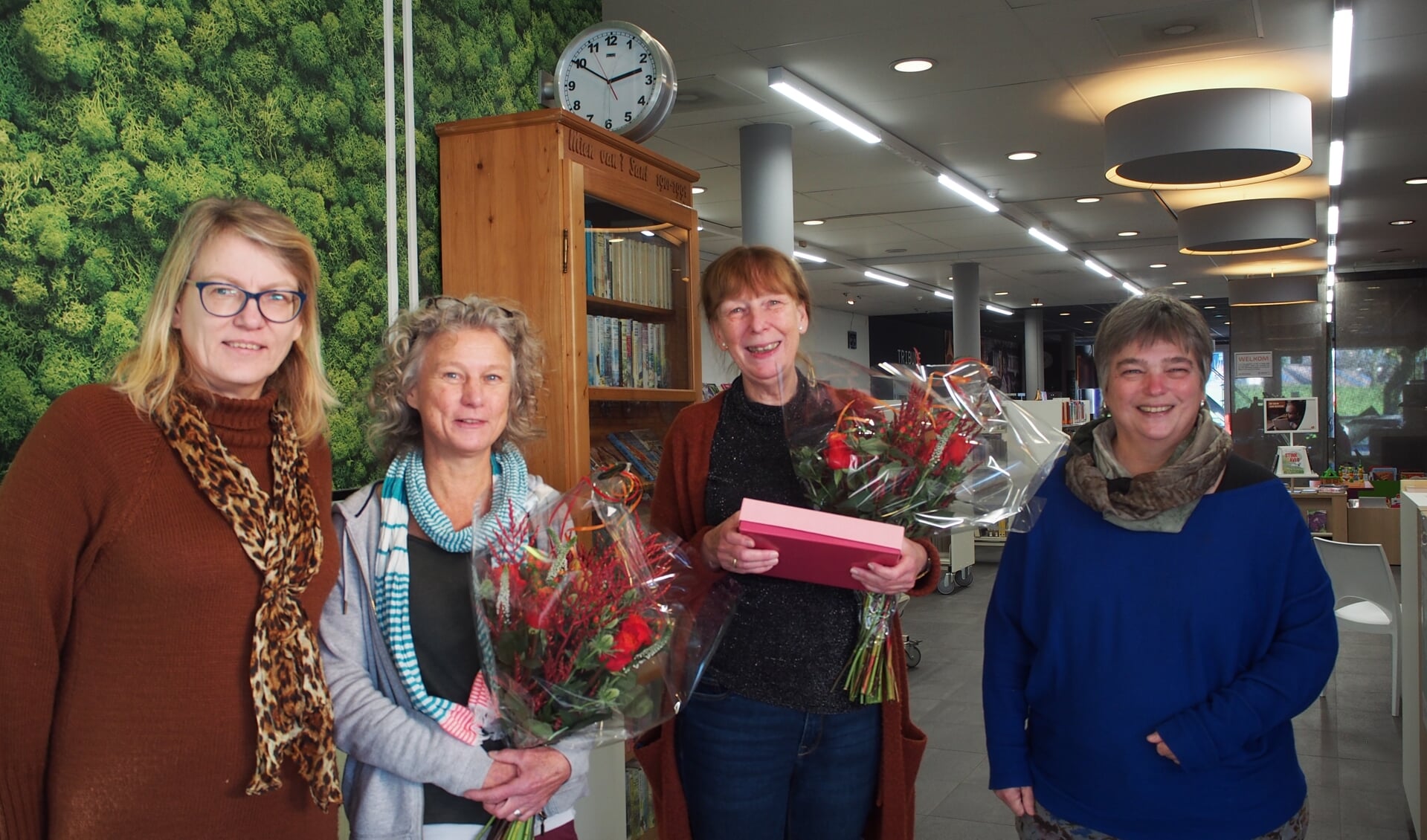Nina Jansen, Liesbeth Faber, Nelleke Hurkens en Marie-José Snijders in hun Leersumse bibliotheek.