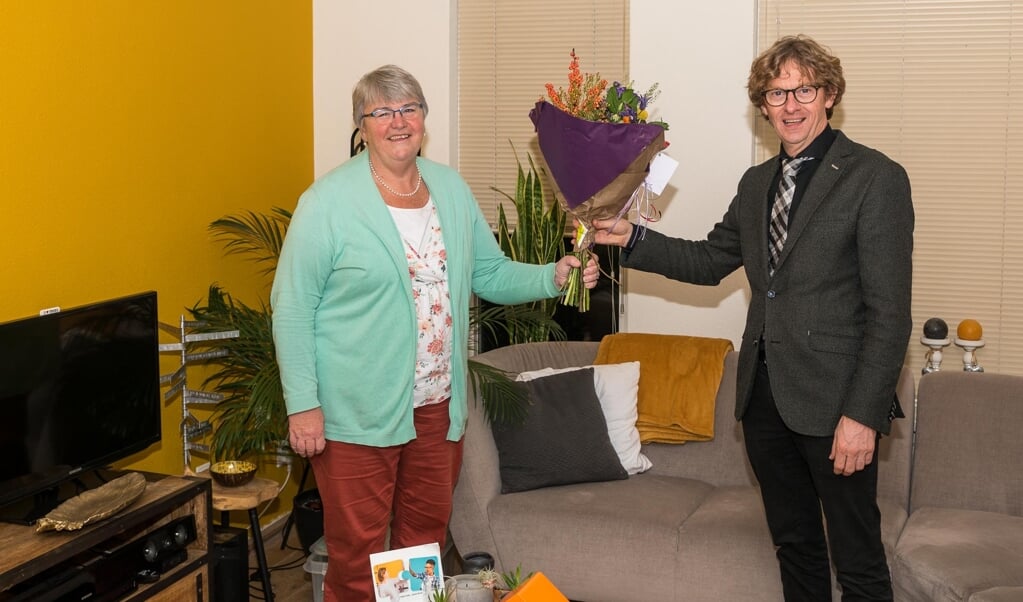 Marrie Steendam kreeg een bloemetje voor haar vrijwilligerswerk.