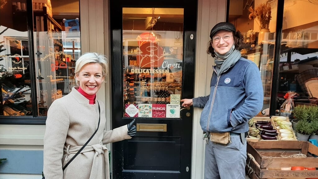 Coster samen met de burgemeester bij zijn delicatessenzaak in de stad (archief dec 2021) 