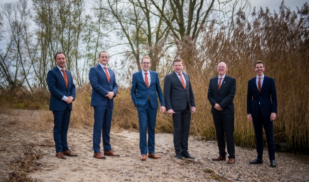 <p>Op de foto staan van links naar rechts: Cees Lock, Koen Schouten, Arjan Meerkerk, Erik van den Bosch, Arie van den Berg en Henri van Bennekom.</p>