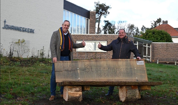 Links wethouder H. Waaldijk en rechts een van de initiatiefnemers Stormbankje.