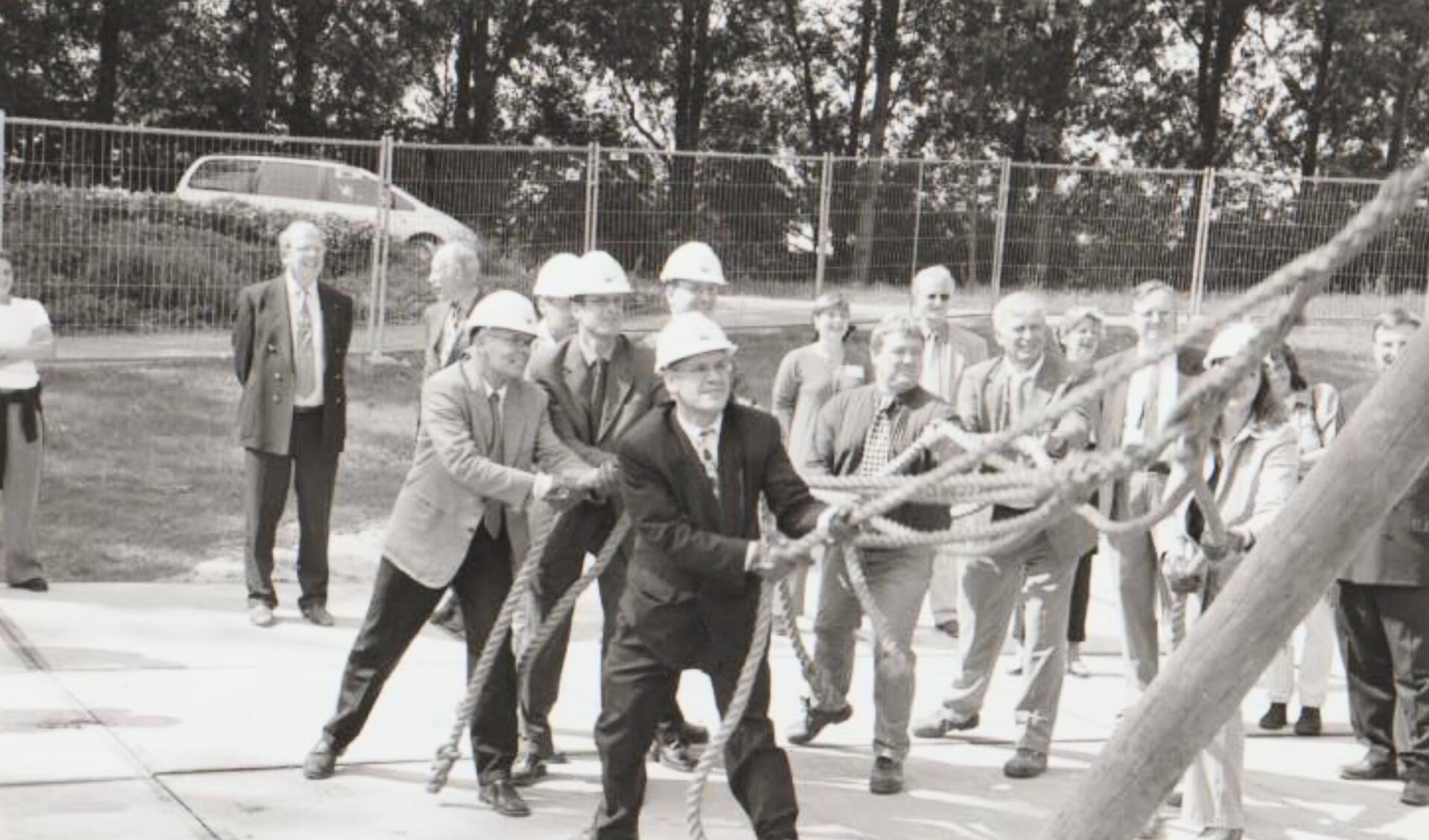 Rob van der Riet (voorgrond) slaat op 14 juni 2001 de eerste paal voor het gemeentelijk paviljoen