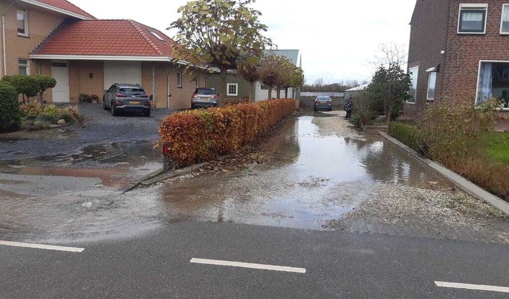 Links het gat waardoor het water op het erf van Evert van der Vlugt stroomt.