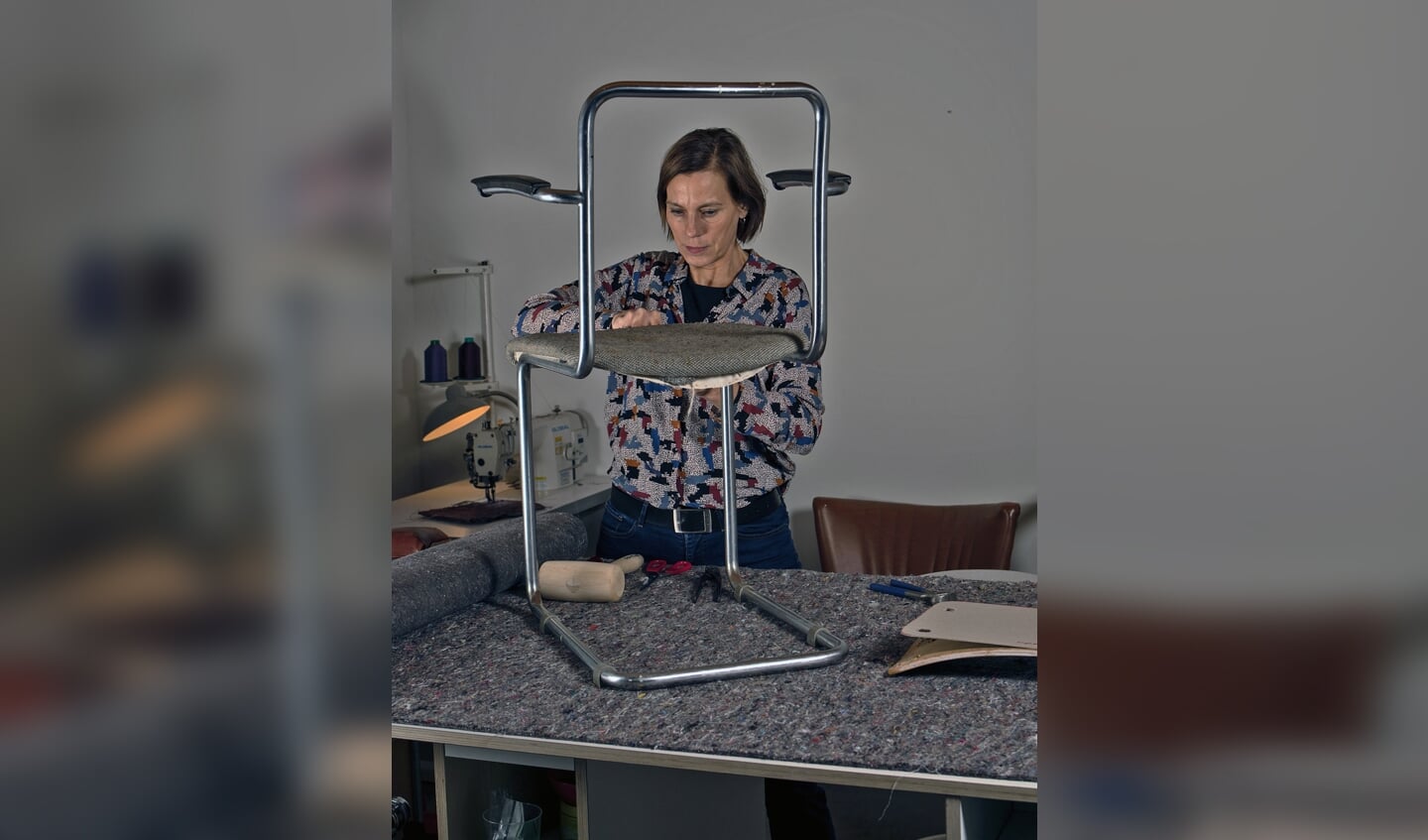 Charlotte Thoolen bezig aan de restauratie van een 'Gispen-stoel' uit ca. 1930